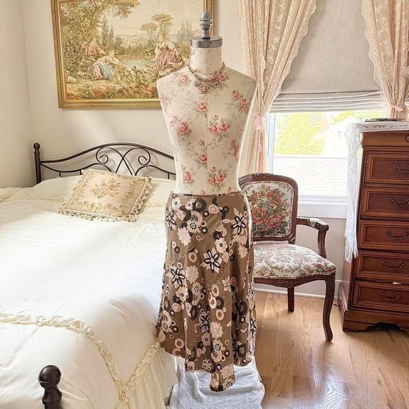 Banana Republic Dresses & Skirts - Y2K Banana Republic brown floral silk midi skirt size 6 100% silk